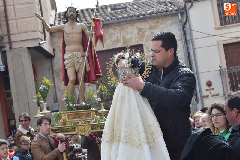 Momento en que coronan a la Virgen María