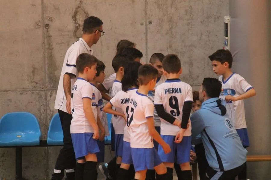 Foto 10 - Lo jugadores de f&uacute;tbol sala regresan a casa tras una jornada competitiva de tres d&iacute;as  
