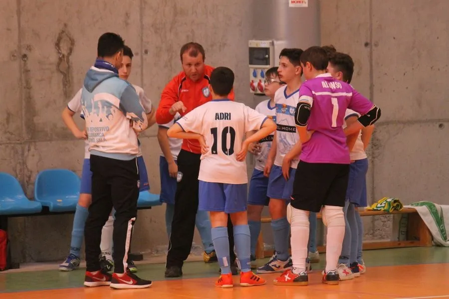 Foto 9 - Lo jugadores de f&uacute;tbol sala regresan a casa tras una jornada competitiva de tres d&iacute;as  