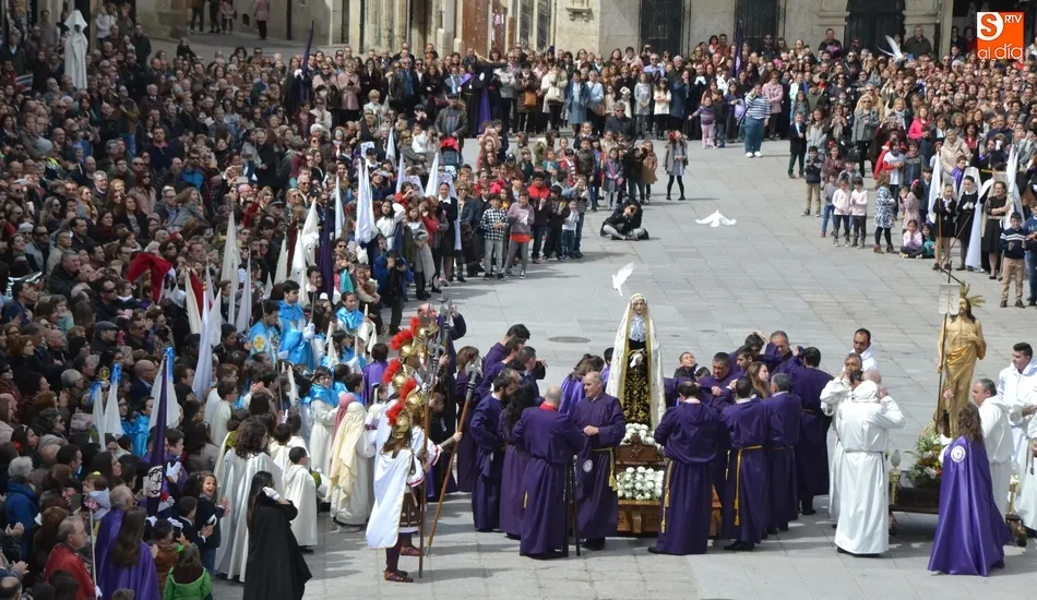 Apoteósico final con la Plaza abarrotada y presencia de todas las Cofradías cuatro años después ...