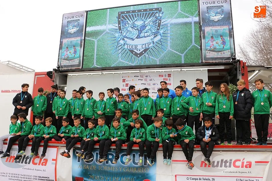 Los equipos del Club Deportivo Guijuelo recibieron una medalla por participar en la Tour Cup 2018