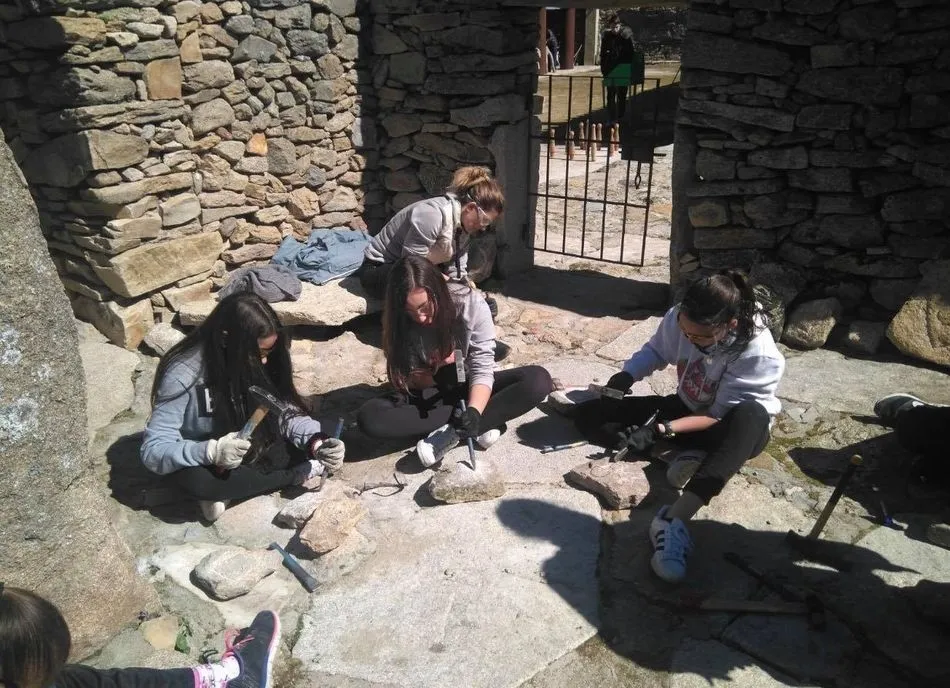 Foto 6 - Alumnos del IES Venancio Blanco visitan Gejo de los Reyes  