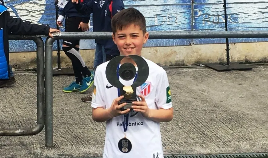 Hugo Maide con el trofeo que le acredita como ganador de la Oviedo Cup