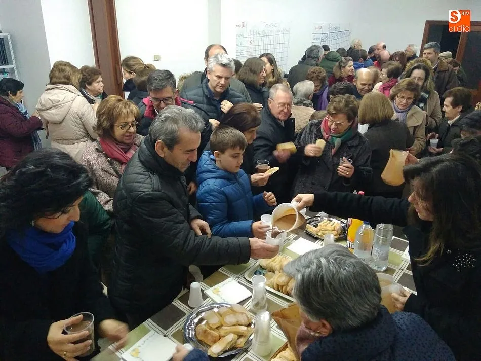 Foto 3 - La parroquia clausura la Semana Santa con la tradicional chocolatada