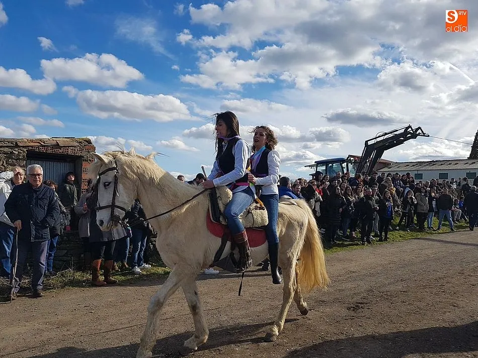 Foto 5 - Cespedosa se vuelca un a&ntilde;o m&aacute;s en la tradicional carrera de las cintas