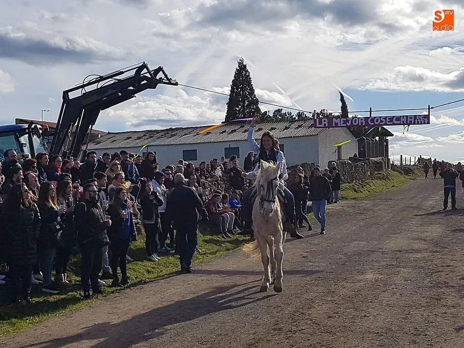 Foto 4 - Cespedosa se vuelca un a&ntilde;o m&aacute;s en la tradicional carrera de las cintas