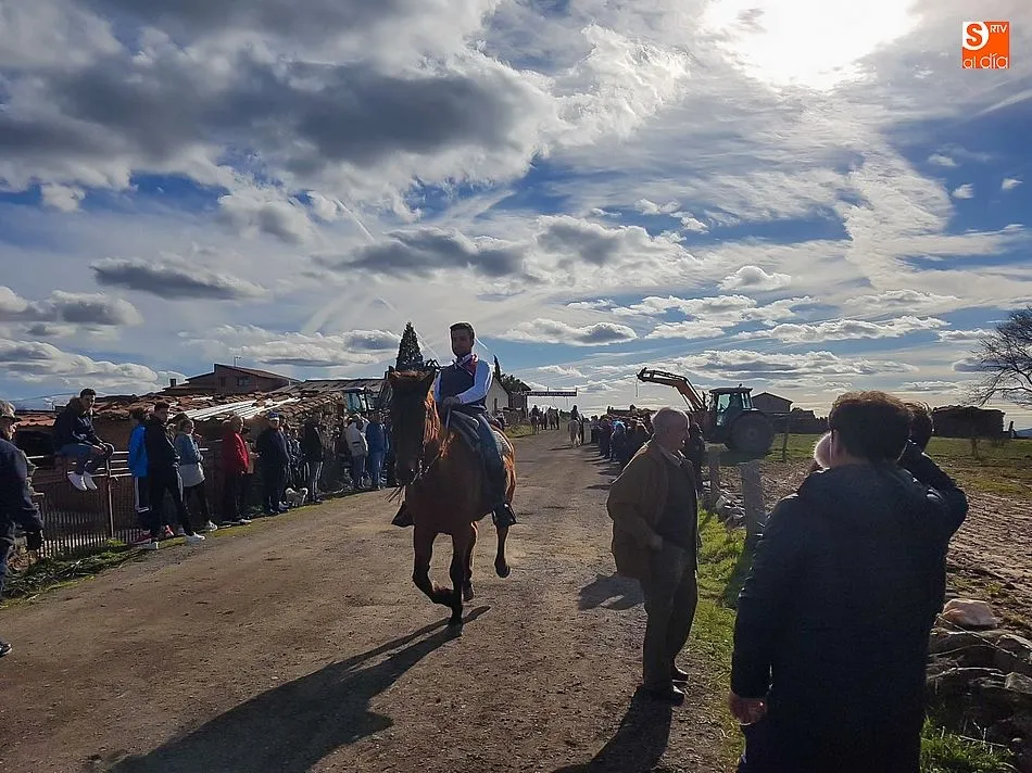 Foto 3 - Cespedosa se vuelca un a&ntilde;o m&aacute;s en la tradicional carrera de las cintas