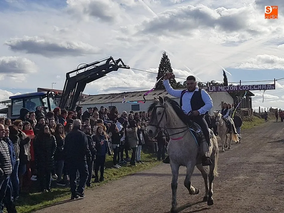 Foto 2 - Cespedosa se vuelca un a&ntilde;o m&aacute;s en la tradicional carrera de las cintas