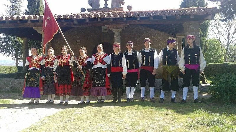 Los quintos de 2017 durante la celebración del Día del Pendón de La Alberca