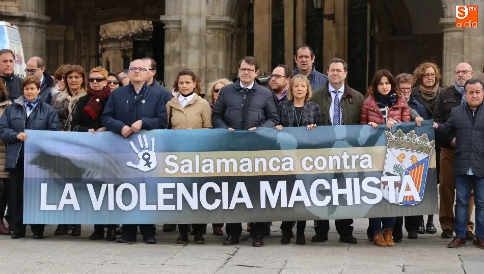 Foto 3 - Los cuatro grupos municipales se unen para rechazar la violencia machista
