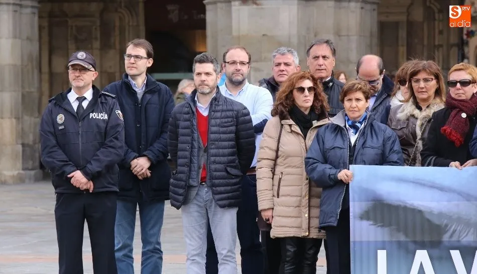 Foto 5 - Los cuatro grupos municipales se unen para rechazar la violencia machista
