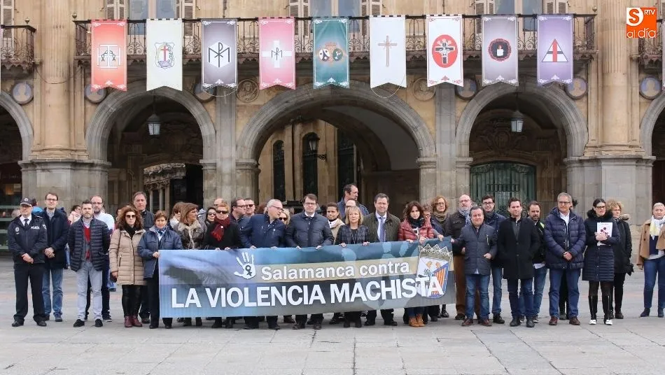 Foto 2 - Los cuatro grupos municipales se unen para rechazar la violencia machista