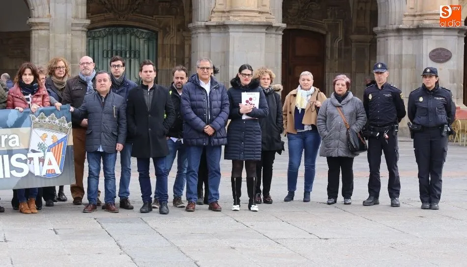 Foto 4 - Los cuatro grupos municipales se unen para rechazar la violencia machista