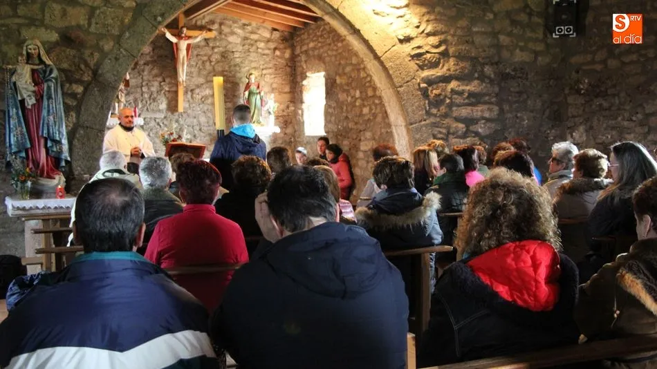 Finalizada la misa se celebró el convite de chochos y aceitunas con limonada ofrecido por el Ayuntamiento / FOTOS: MARIBEL