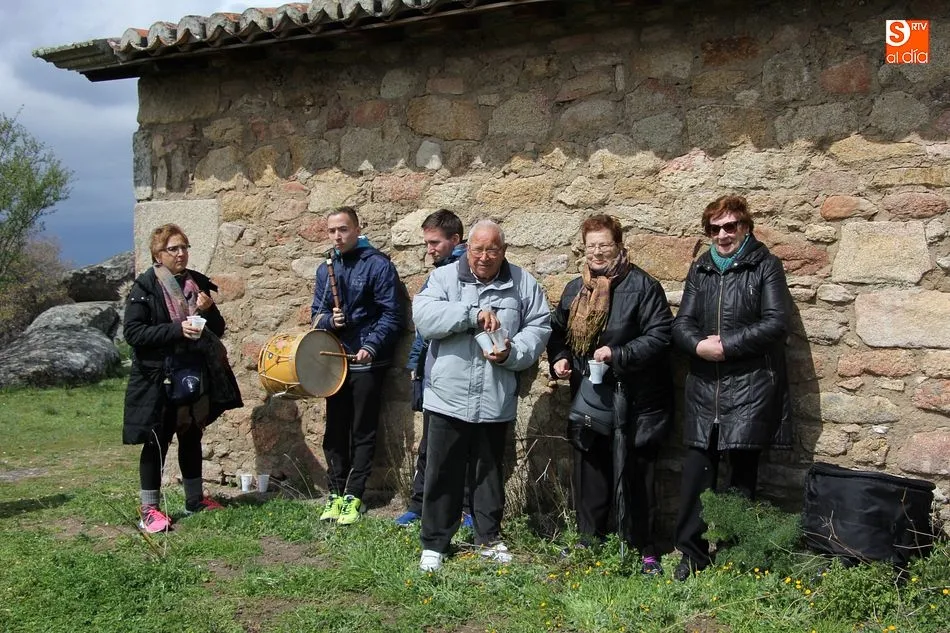 Foto 11 - La ermita del Teso se llena para honrar a San Crist&oacute;bal  