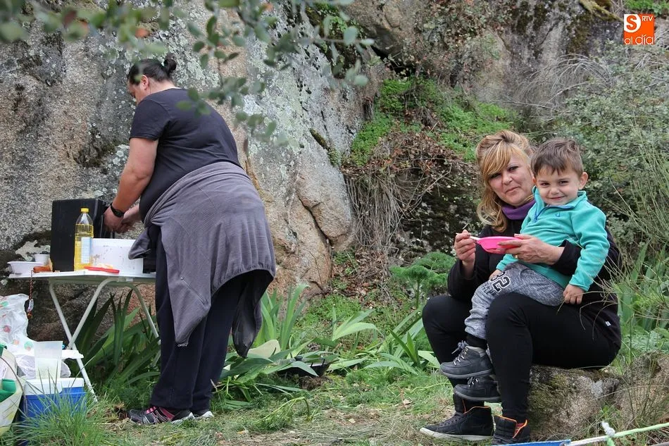 Foto 2 - La ermita del Teso se llena para honrar a San Crist&oacute;bal  