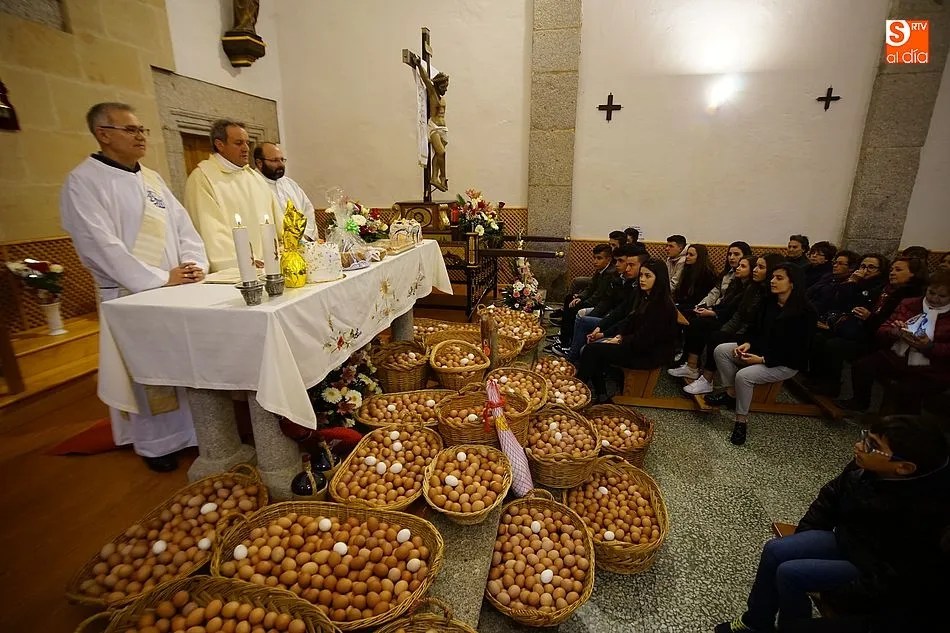 El párroco Blas Rodríguez bendijo los Huevos del Cristo antes de ser subastados en Fuenterroble