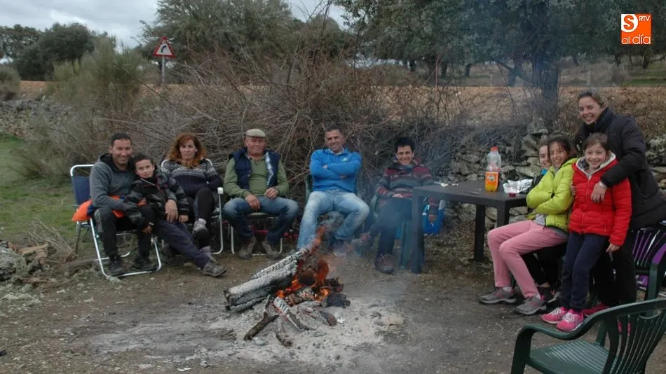 Los vecinos de Hinojosa de Duero salen al monte para celebrar las Fiestas de Pascuas / FOTOS: SILVESTRE