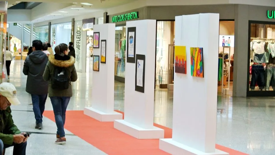 Foto 2 - El Centro Comercial El Tormes rompe las barreras del autismo visti&eacute;ndose de azul  