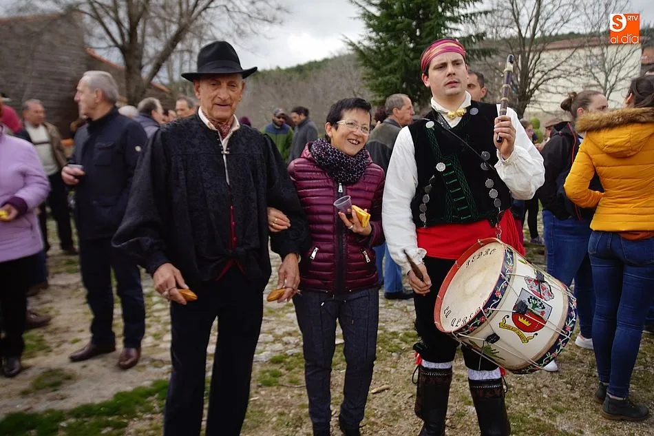 Foto 5 - Los quintos alzan el pend&oacute;n ante cientos de personas
