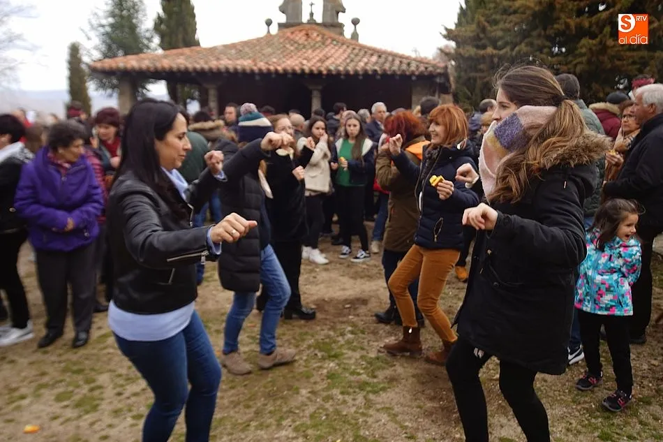 Foto 2 - Los quintos alzan el pend&oacute;n ante cientos de personas