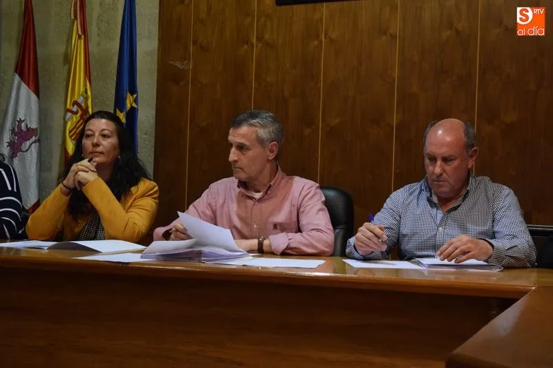 Jesús Blázquez junto a Sonia Sánchez y Manuel Iglesias en el último pleno