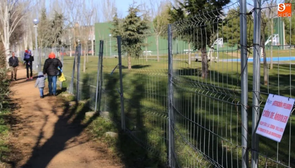 El Ayuntamiento de Salamanca acordona preventivamente la zona arbolada de la Ciudad Deportiva de La Aldehuela debido a las fuertes rachas de viento