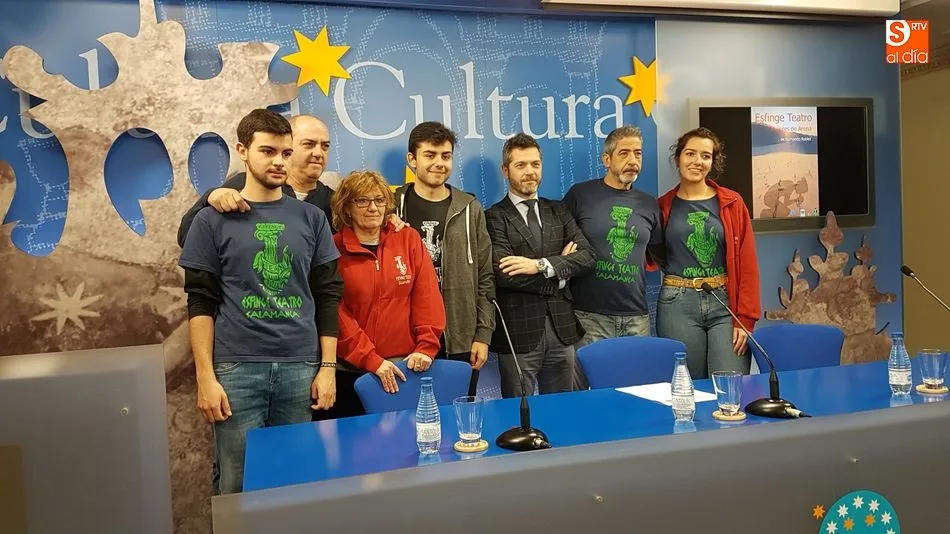 Presentación de Mujeres de arena, con Esfinge Teatro y el concejal Julio López Revuelta