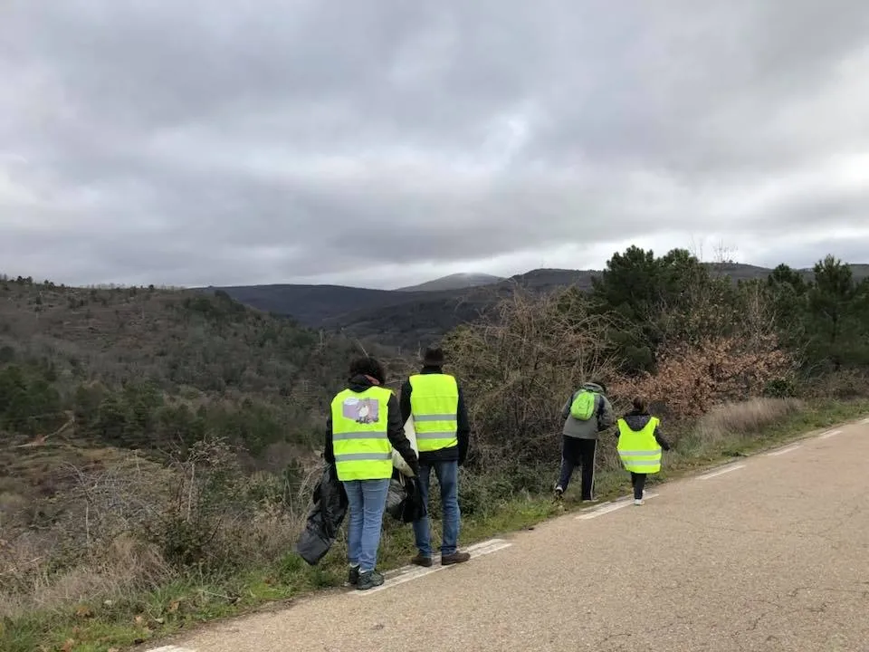 Foto 3 - Segunda jornada de recogida de basura en Mogarraz