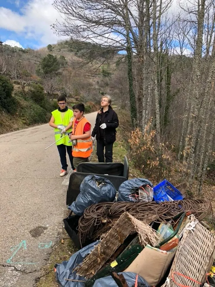 Foto 2 - Segunda jornada de recogida de basura en Mogarraz