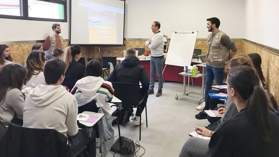 Jóvenes formándose en el Curso de Monitor de Ocio y Tiempo Libre
