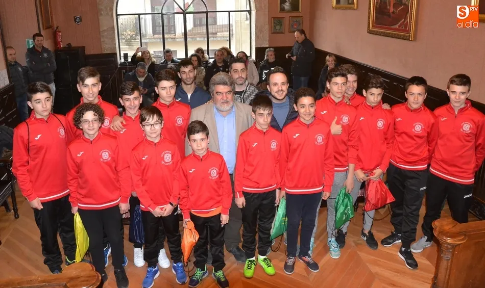Los flamantes campeones regionales del III Columnas, recibidos en el Ayuntamiento  