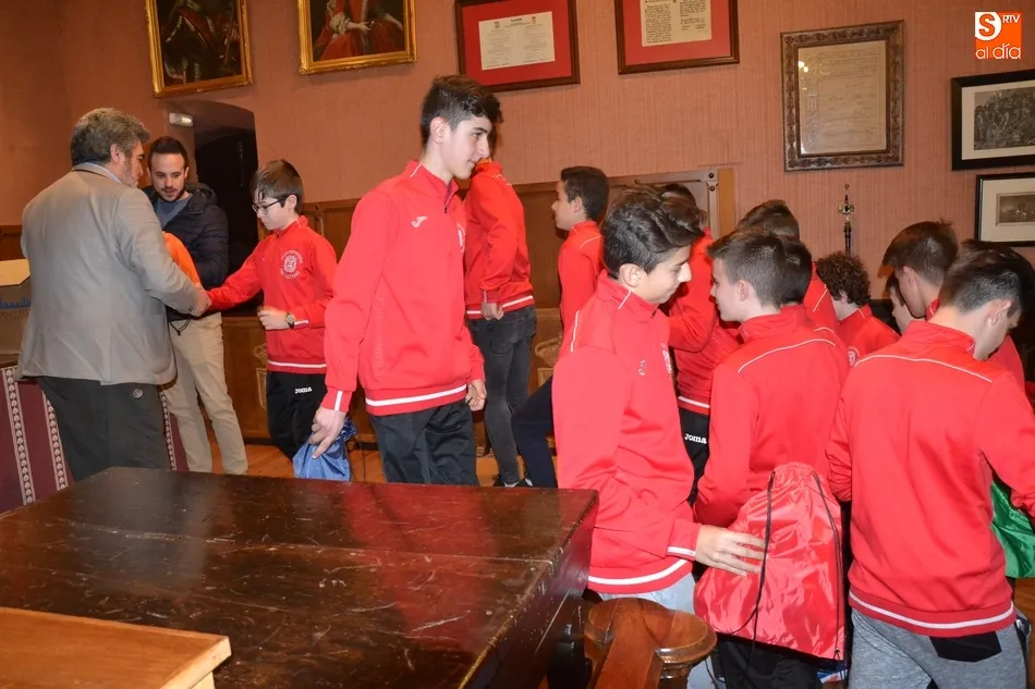 Foto 8 - Los flamantes campeones regionales del III Columnas, recibidos en el Ayuntamiento  