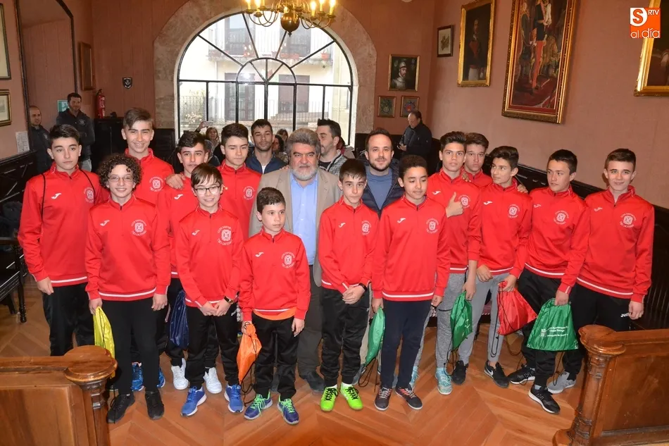 Foto 7 - Los flamantes campeones regionales del III Columnas, recibidos en el Ayuntamiento  