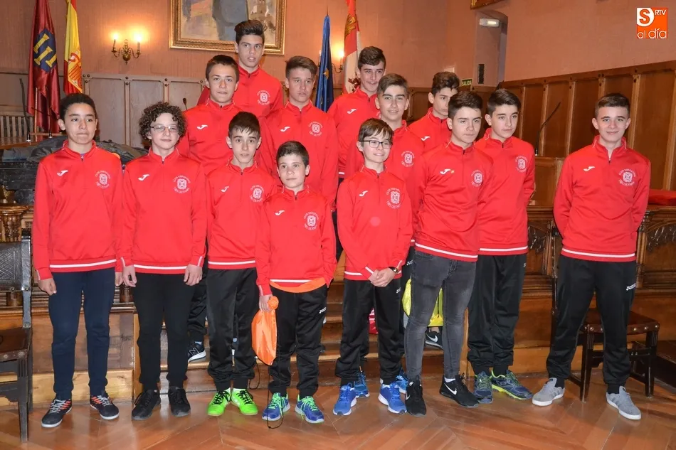 Foto 4 - Los flamantes campeones regionales del III Columnas, recibidos en el Ayuntamiento  