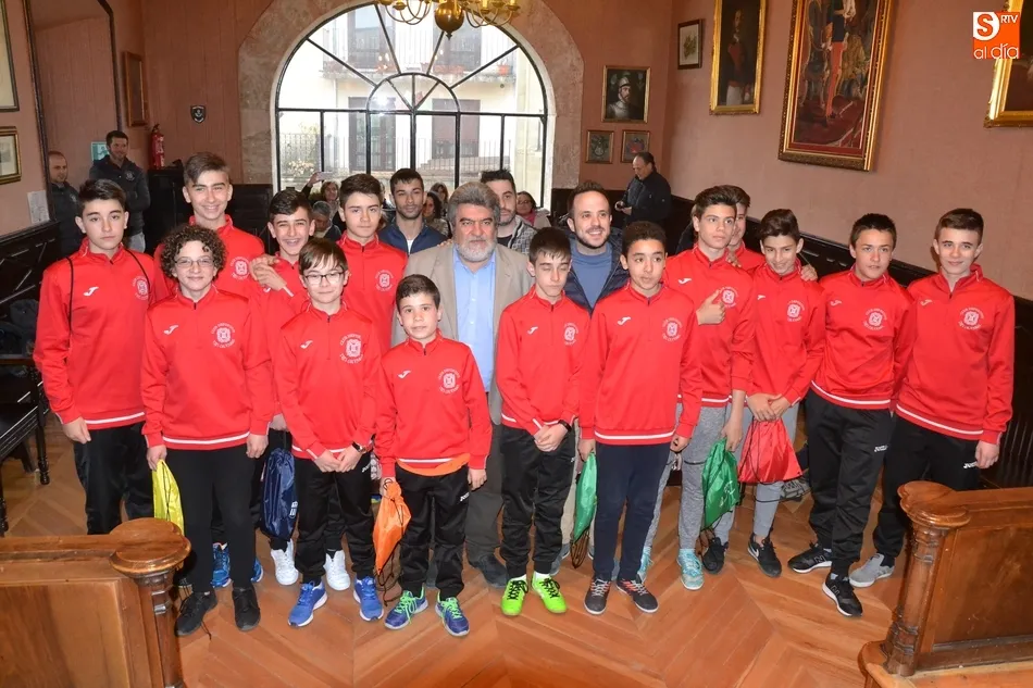 Foto 6 - Los flamantes campeones regionales del III Columnas, recibidos en el Ayuntamiento  