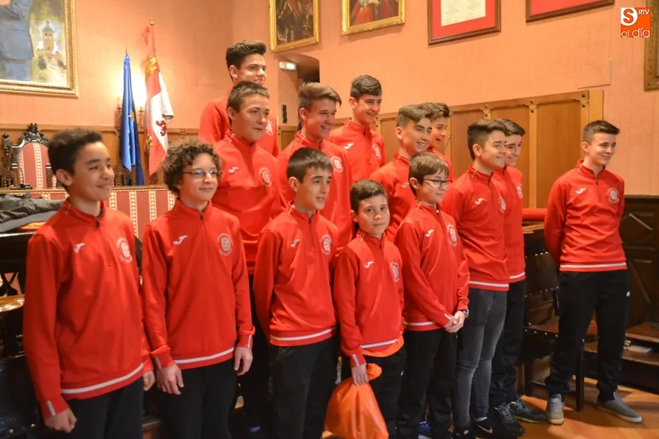 Foto 5 - Los flamantes campeones regionales del III Columnas, recibidos en el Ayuntamiento  