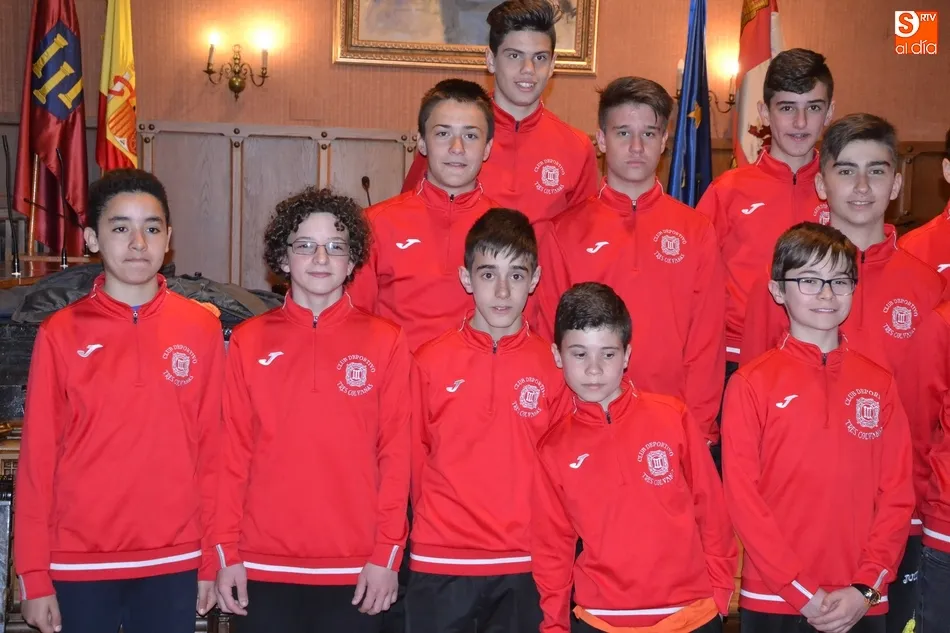 Foto 3 - Los flamantes campeones regionales del III Columnas, recibidos en el Ayuntamiento  