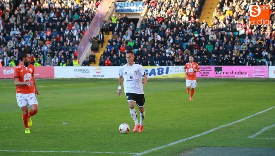 Garban encara a Chuchi en el derbi del Helmántico.