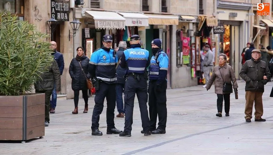 Agentes de la Policía Local en una de las calles de Salamanca