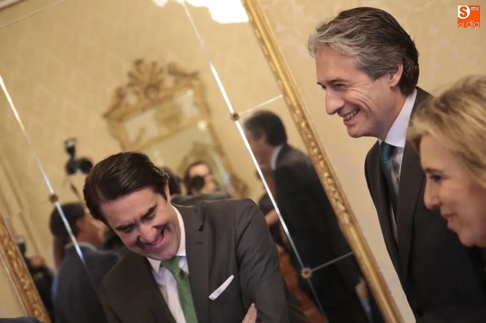 Foto 8 - El ministro de Fomento firma en el Libro de Oro de la Ciudad