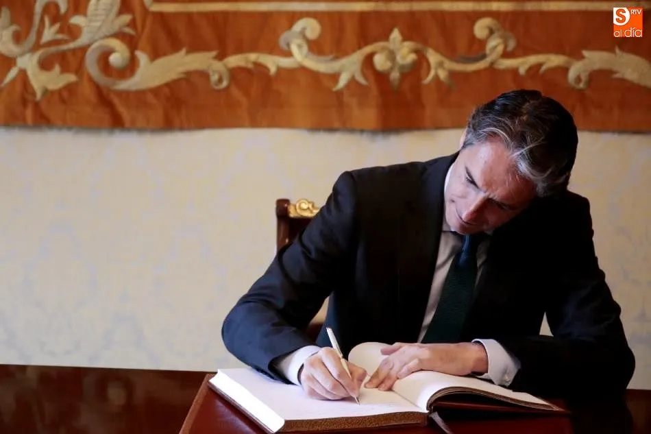 Foto 7 - El ministro de Fomento firma en el Libro de Oro de la Ciudad