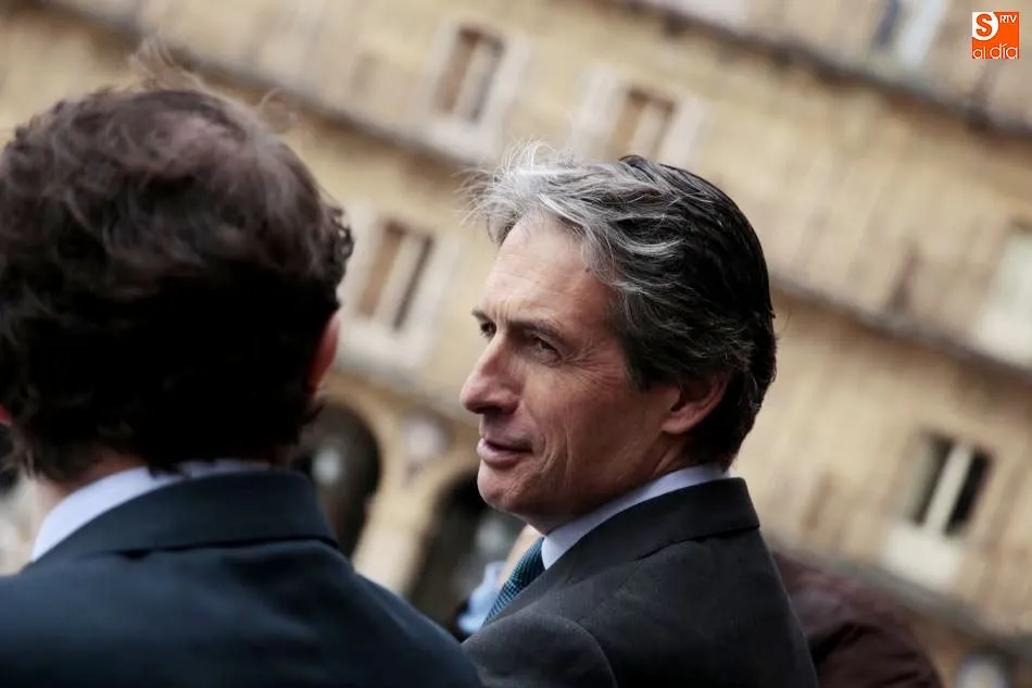 Foto 6 - El ministro de Fomento firma en el Libro de Oro de la Ciudad