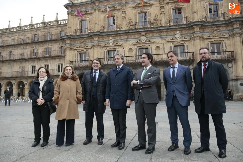 Foto 4 - El ministro de Fomento firma en el Libro de Oro de la Ciudad