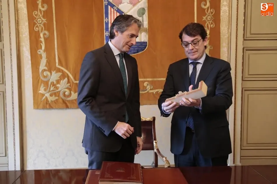 Foto 3 - El ministro de Fomento firma en el Libro de Oro de la Ciudad