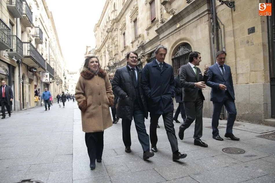 Foto 2 - El ministro de Fomento firma en el Libro de Oro de la Ciudad