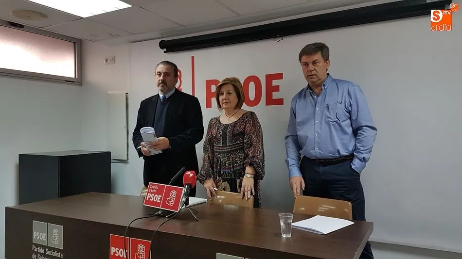 Toribio Plaza, Rosa López y Marcelino García, en la sede del PSOE Salamanca