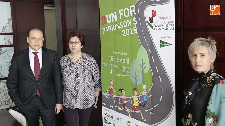 Lobato, Martín y Hernández, junto al cartel anunciador de la prueba, en la presentación en El Corte Inglés. Fotos: Alejandro López