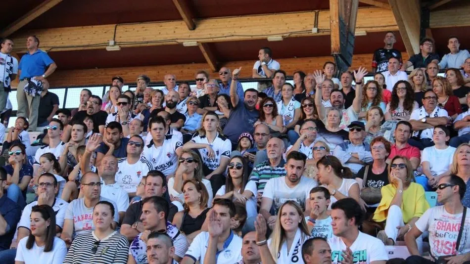 Centenares de aficionados blanquinegros se desplazaron ya a Zamora hace unos meses.