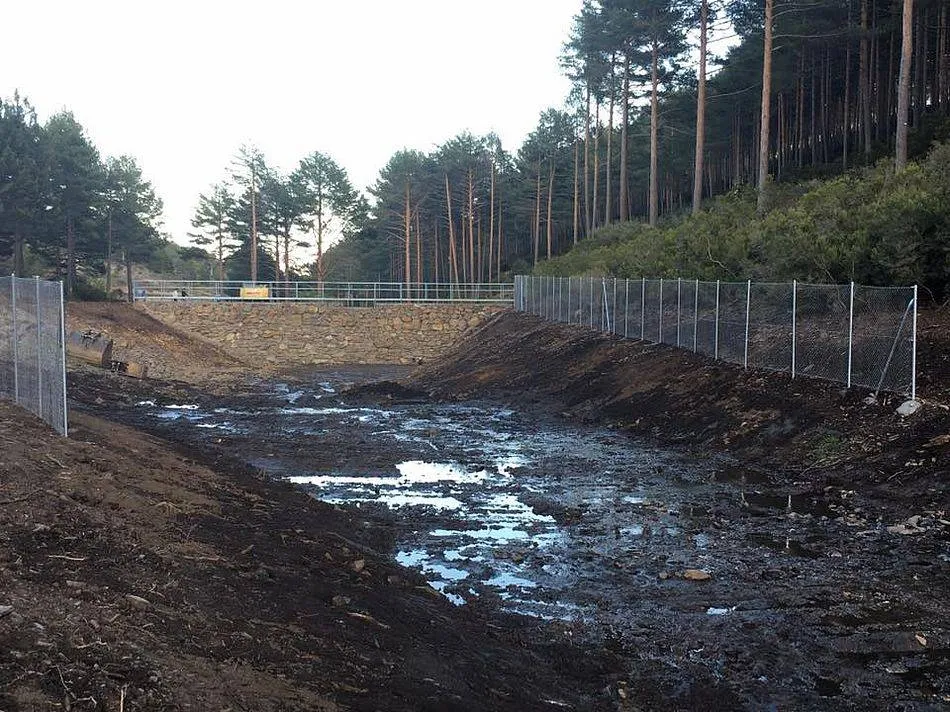 El azud de La Alberca recibe trabajos de impermeabilización